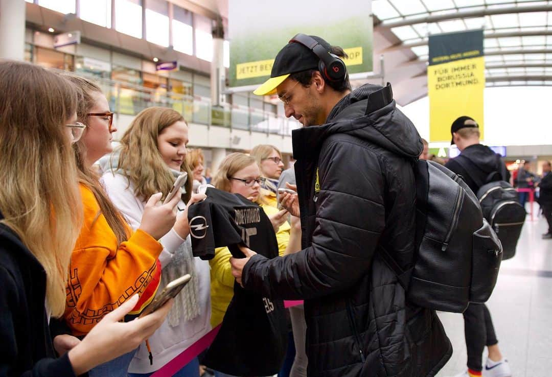 ボルシア・ドルトムントさんのインスタグラム写真 - (ボルシア・ドルトムントInstagram)「🛫 Ready for take off. #bvb #borussiadortmund #bvb09 #scfbvb #dortmund」10月5日 0時48分 - bvb09