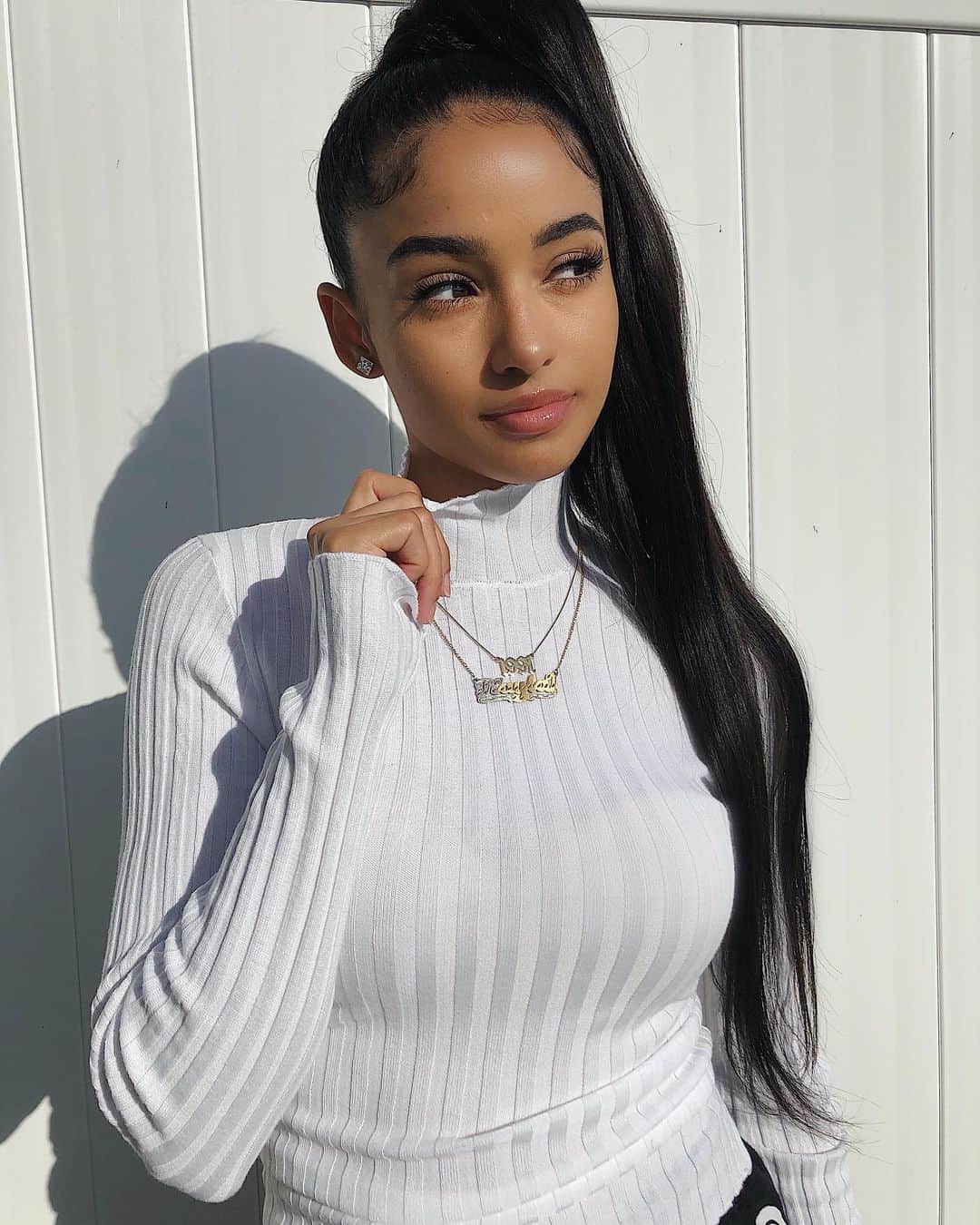 ケイラ・フィリップスのインスタグラム：「Oh fall is here 🍂☕️☁️ @diamonddynastyvirginhair  28in Brazilian straight 150gram  Ponytail. Use my code KAYLA10 to save 💲💲」