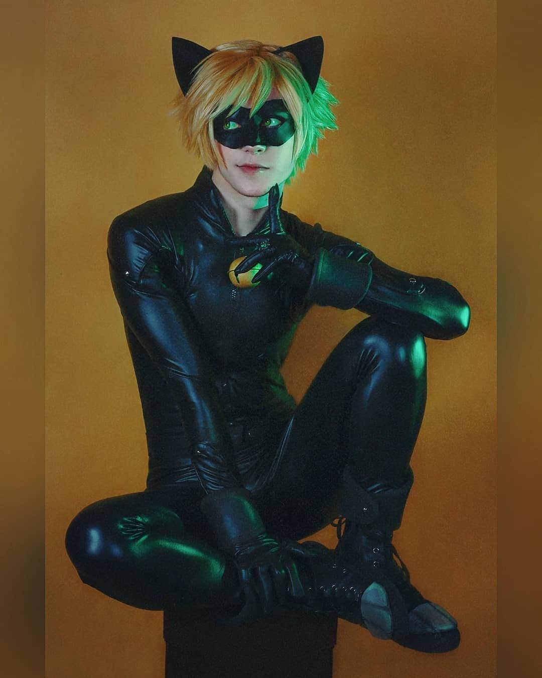 Geheさんのインスタグラム写真 - (GeheInstagram)「😼💚 Really missed wearing Chat Noir!  It's not the most comfy thing to wear, but it's always fun to see children react when I'm wearing it :D  I need catch up with the show tho 😿  #chatnoir #ladybug #cosplay #miraculousladybug #catnoir」10月5日 1時06分 - geheichou