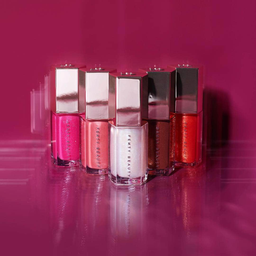 リアーナのインスタグラム：「Meet my lil #GLOSSYPOSSE !!! 5 mini #GLOSSBOMB limited edition set,  including the best-selling #FUSSY, and 4 brand new shades: “Confetti,” “Pretty Please,” Hot Chocolit,” and “Cheeky.” I used to love getting my girls lipgloss sets for the holidays, and now that I made one that’s what they’re all getting this year, don’t @ me!!! Available October 11th! @fentybeauty ... tag yo bestie」