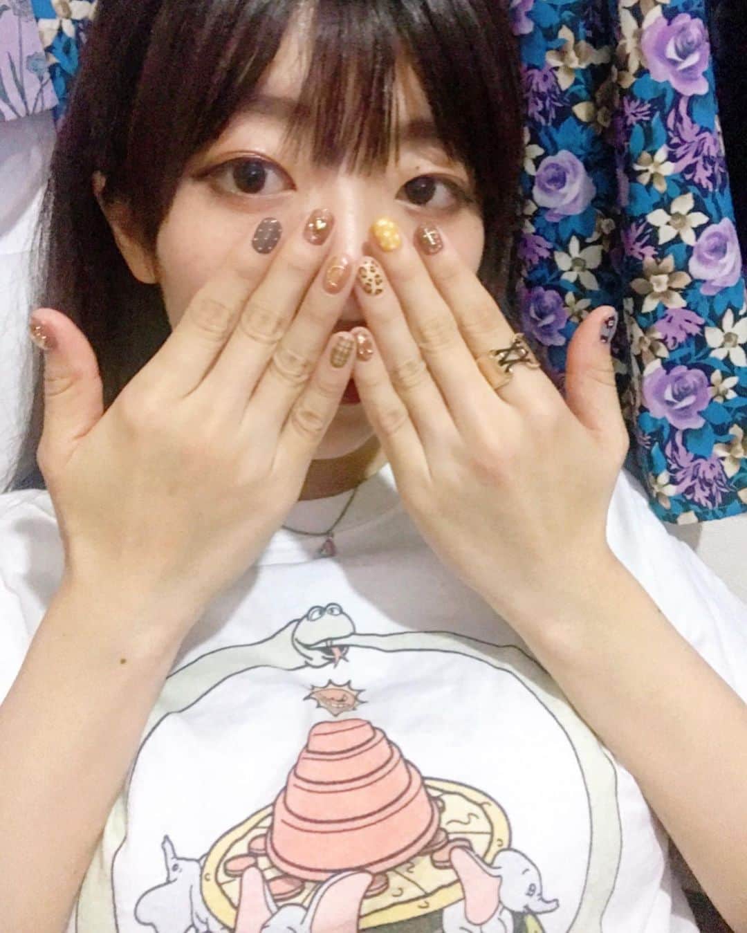 ぱいぱいでか美のインスタグラム：「Lovlでネイルしてきました❤︎ ꙳ #lovl #lovlnail #nailsalon #ring #crayme #俺はインスタグラマーになりてぇ ꙳ ネイル変えてきました〜☻ しいたけ占いを盲信してるので 10月の牡牛座は黄色！とのことで はい、黄色にします！と大声で返事をして ブラウン〜イエローで秋っぽく柄も入れまくりつつ めちゃくちゃバランスよく好みにしてもらいました❤︎ パーツはゴールドで統一しました〜きゃわ〜 右親指の「福」もかなり縁起良くてお気に入り！ 編み上げな指輪はCrayme,です❤︎」