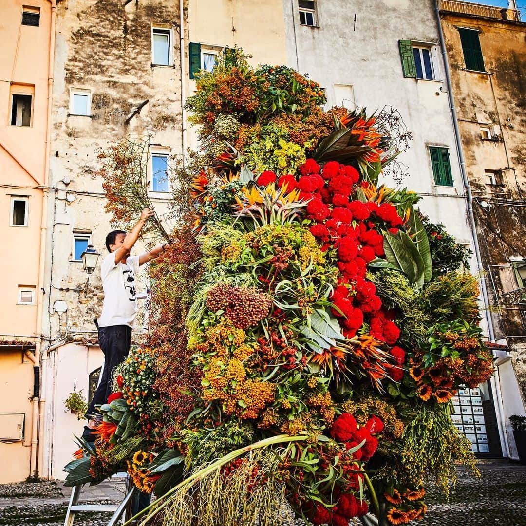 東信さんのインスタグラム写真 - (東信Instagram)「Botanical Sculpture in Sanremo  Date: October 3 Thursday, 2019 Location: Piazza Sansiro  43.816754,7.773636 *Please insert this numbers to your Google map.  @azumamakoto @amkk_project @shiinokishunsuke  #azumamakoto #makotoazuma #shiinokishunsuke #amkk #amkkproject #flowers #flowerart #botanicalsculpture #東信 #東信花樹研究所 #itaria #sanremo」10月4日 16時14分 - azumamakoto