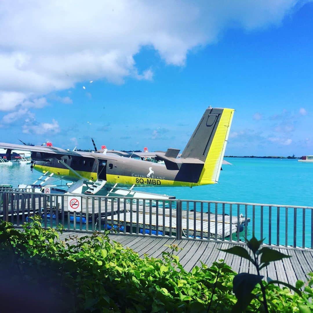 原田まりるのインスタグラム：「この間仕事の合間をぬってモルディブにいってきました！ リゾート地なだけあってかなり物価が高かったですが海外旅行に行くためにたくさん働いているといっても過言では無いのでいい経験になりました🥳  空港からホテルまでは水上飛行機で移動しました。#maldives #male」