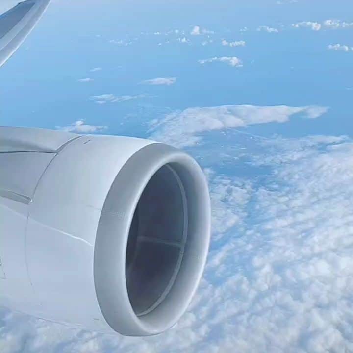 コウメ太夫のインスタグラム：「飛行機で移動中鹿児島まで向かってます　チクショウー！。#日常に役立つ #飛行機 #エブリデイハッピー」