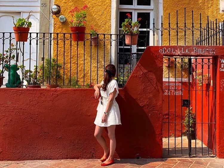 Stayway女子さんのインスタグラム写真 - (Stayway女子Instagram)「"【📍グアナファト】 . . 【📷 by @mo2yuri】 . . —————————————————— おとぎ話の世界にあるかのような 数色のオレンジ色の家は 非常にかわいいですね。 —————————————————— 素敵な女子旅をされている方をご紹介させていただきます！✨ 写真は全てご本人に【掲載許諾】を頂いています #Stayway女子旅 というハッシュタグをつけて是非投稿してください♪ Instagram・Twitter・Stayway mediaにてご紹介させていただきます！ ——————————————————— 【Staywayとは？】 Staywayはホテルやゲストハウスなどの宿泊施設はもちろん、世界中のコテージ・ヴィラ・一軒まるごとレンタルに古民家なども検索できるサイト 価格・ロケーションなど幅広いニーズに答え、利用者にあった宿泊先を素早く見つけることが可能👍✨ 素敵な旅には素敵な宿泊施設を🌃 Staywayで探してみませんか？✈️ ——————————————————— #Stayway女子旅 #Stayway_ メキシコ　#メキシコ #グアナファト  #mexico #guanajuato #gumwall #travel #trip #instatravel #旅 #旅行 #travelgram#mytravelgram #instatravel #instagenic#photogenic #ダレカニミセタイケシキ #写真好きな人と繋がりたい #カメラ好きな人と繋がりたい #フォトジェニックnia"」10月4日 16時35分 - stayway_girls