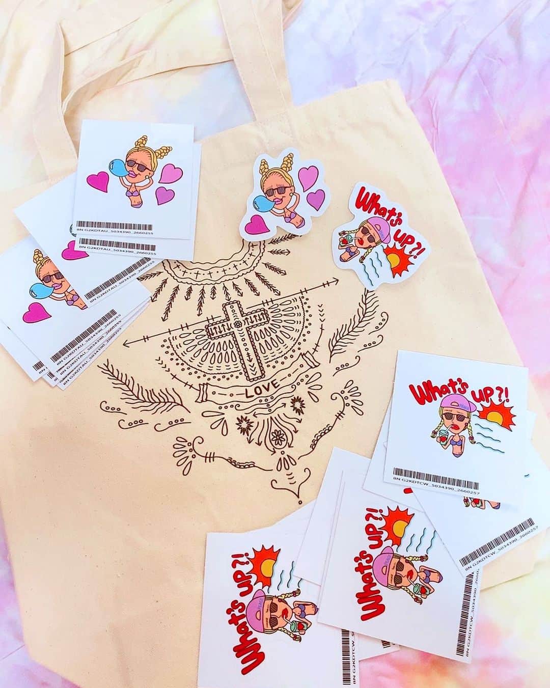 イラストレーターbebeのインスタグラム：「. トートバックとステッカー サンプルで作ってみました🌴🧡❤️💜🇺🇸． ． どこに貼ろっかなあ🙋🏼‍♀️． ． ⇟⇟⇟✷ #Androidケース#Xperiaケース#iphoneケース#スマホケース#携帯カバー#携帯ケース#手帳型#手帳型ケース#オリジナルイラスト#オリジナルアート#ハンドメイド#ハンドメイド販売#イラストオーダー#イラスト#海#ビーチ#アート#LINEスタンプ#dreamcatcher #ドリームキャッチャー#ネット販売 #iPhone #followforfollow #beach #sunset #genic_mag#l4l#instagood#f4f#instalike」