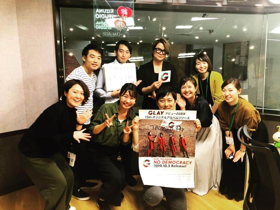 GLAYさんのインスタグラム写真 - (GLAYInstagram)「TBCラジオの皆さんお世話になりました！ありがとうございました！ #GLAY #TERU #HAPPYSWING」10月4日 16時36分 - glay0525_official