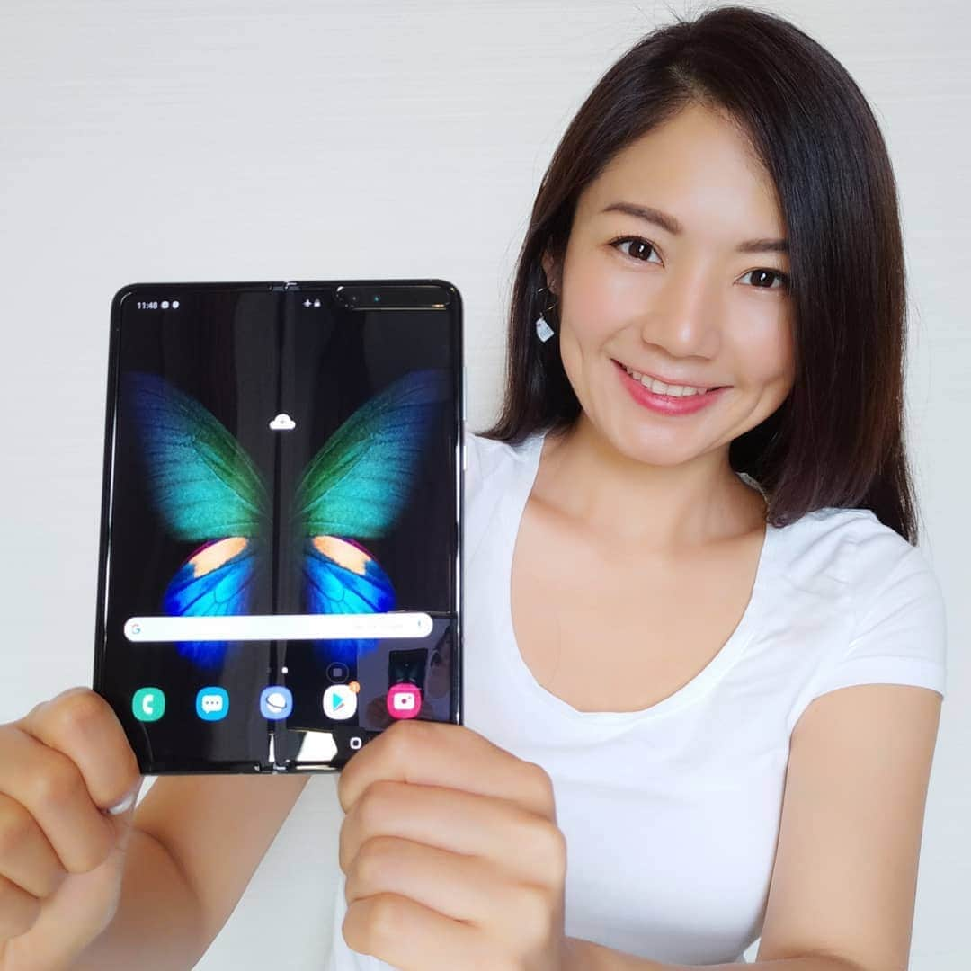 Ayanoのインスタグラム：「Samsung Galaxy Fold unboxing video is coming soon! 今年一番話題の折りたたみスマートフォン、Galaxy Foldの開封動画を撮影しました😆公開をお楽しみに‼️ #samsung #galaxyfold」