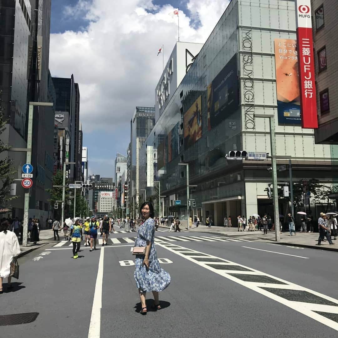 山部朱里のインスタグラム：「. . おいしいが追い付かない夏から、追い幸せ～な秋にバトンタッチ！ . . 最近引っ越して、さらに断捨離とこそうじに磨きかかってます。 きょうも朝から床掃除、トイレ掃除、お風呂掃除、お洗濯。 気分もすっきり。 夜は心地よい爽やかな秋風を感じながら秋の虫の音のメロディーに癒されて、すやすや眠る我が子の頬を撫でて、さらに幸せを足しています。 . . そういえば群馬に住んでたとき、帰宅した主人が玄関にひょこっとあらわれたその動きと仕草と表情になぜか驚いて 「びっくりした、、秋の虫かとおもった、、」と言ったのはわたしです← . . #アナウンサー #フリーアナウンサー #引っ越し #シンプルライフ #シンプルな暮らし #こそうじ #毎日こそうじ #時短家事 #断捨離 #洗面所 #丁寧な暮らし #物のない暮らし #整理整頓 #整理 #収納 #片付け #整理収納アドバイザー #掃除 #子育て #育児 #男の子ママ #1歳5ヶ月 #子どものいる生活 #子どものいる暮らし」