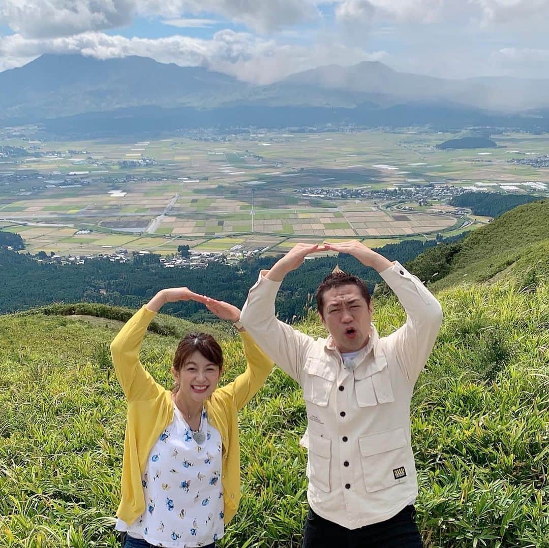 はなわさんのインスタグラム写真 - (はなわInstagram)「先日、BSフジ「わがまま！気まま！旅気分」のロケで、熊本県を旅してきました(^｡^) 3日間に渡り案内をしてくれたのは、テレビ熊本の寺田奈々海アナ！  元気で明るい寺田アナのおかげで楽しい旅になりました^ ^  ありがとうございました。  下は阿蘇のカルデラの景色最高です！  今回のこの旅、とにかく食べました。 高校生かというくらい食べまくりました^ - ^  どれもほんと美味しかった！  そして、伝統を引き継ぐ「葦北鉄砲隊」の皆様が火縄銃の演武を披露してくれました^ - ^  迫力満点！ありがとうございました😊  もちろん温泉にもたくさん入りました！  黒川温泉「ふもと旅館」。 女将がつくる「おばちゃん田舎料理」がほんと美味しかった^ - ^  そして、スザンヌのママのお店「キャサリンズバー」にも行ってきました^ - ^ 久しぶりにキャサリンママに会えた！  改めて熊本が大好きになりました(^-^) 是非番組を観て頂き、熊本へ旅行へ行って欲しいです。  放送日がわかりましたらまた報告させて頂きますー。  お楽しみに〜^ ^  しかし、食べ過ぎて体重がやばいことになってる💦  今日からダイエットしよう。  いつも言ってるが（笑） 『アースアクト株式会社presents 「がんばろう！SAGA！ はなわ チャリティーコンサート」 2019年11月16日(土) OPEN 16:00 START 17:00 会場＝佐賀市文化会館 中ホール 』  出演してくれるアーティスト・芸人の皆様も、豪華なメンバーが続々と集結しています‼️ 今すでに来てくれる事が決まっているメンバーは、 ・ラファエル ・どぶろっく ・ゴリけん ・波田陽区 ・おほしんたろう  この他にもまだ超豪華なメンバーが来てくれる事になっています。 追加アースアクトの情報は、このブログで徐々に報告していきます。 ※ライブの収益の一部は義援金として寄付させて頂きます。」10月4日 16時58分 - naoki_hanawa