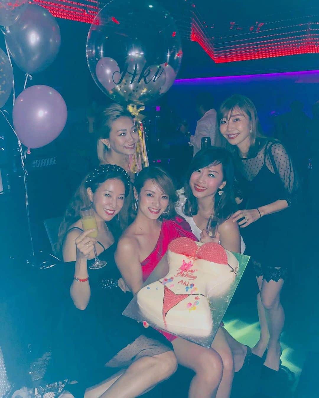 畑田亜希さんのインスタグラム写真 - (畑田亜希Instagram)「🎂I had such a wonderful night 👯‍♀️✨ ・ 💝Thank you for having a party for me 🍾 ・ 👙Love u so much 💚💜❤️ ・ #2019 #sg #birthday #birthdayparty #bikinicake #thankyou #friends #partybus」10月4日 16時59分 - akihatada