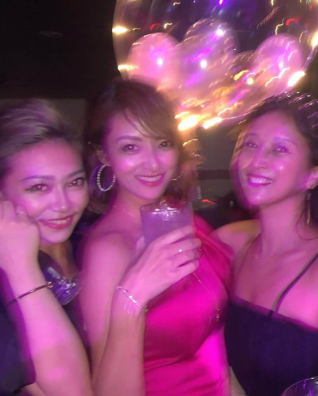 畑田亜希さんのインスタグラム写真 - (畑田亜希Instagram)「🎂I had such a wonderful night 👯‍♀️✨ ・ 💝Thank you for having a party for me 🍾 ・ 👙Love u so much 💚💜❤️ ・ #2019 #sg #birthday #birthdayparty #bikinicake #thankyou #friends #partybus」10月4日 16時59分 - akihatada