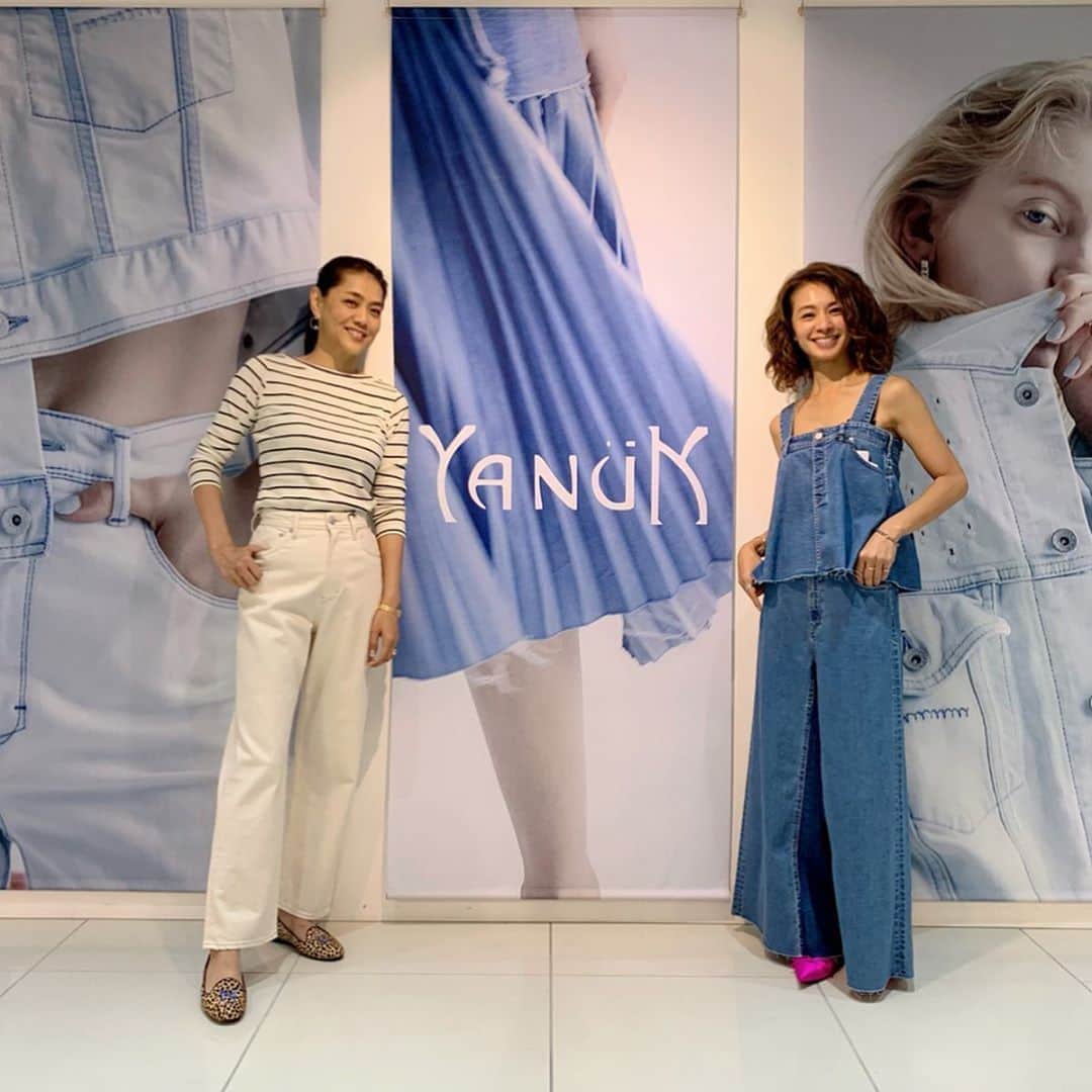 のインスタグラム：「@yanuk_official  #ヤヌーク展示会 へ @ina_tomo と  2020ssの新色 #エクリュ の #セミワイドデニム をオーダーしたよ❣️ #イナトモ は  #デニムのキャミ 超ワイドなパンツのセットアップ #かわいー💕 もう春気分で 🌸」