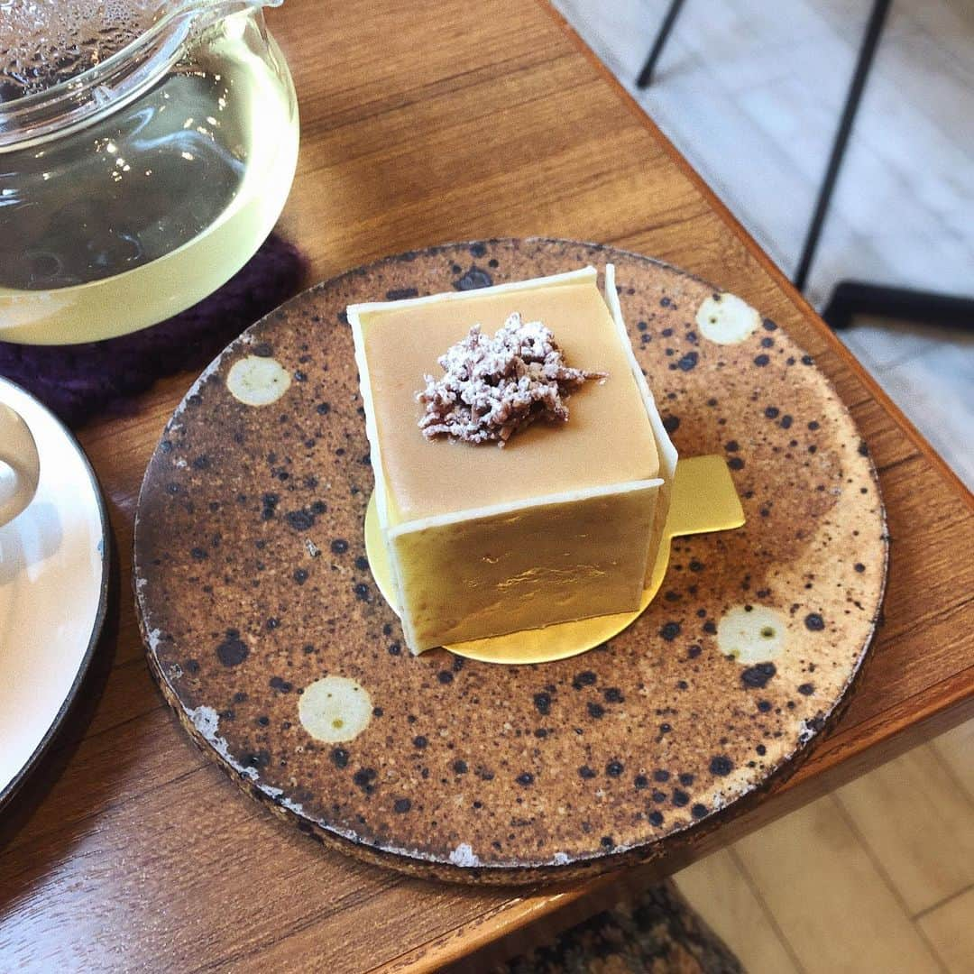 松岡那夏さんのインスタグラム写真 - (松岡那夏Instagram)「大阪帰ったときに食べたケーキ🧁 . ホワイトチョコとココナッツのムースやねんて〜おしゃれ ケーキはもちろん食器のセンスもすばらしい🤦‍♀️ . 本当に急遽大阪に帰ったのに 今から帰るって言ったら 急遽会ってくれて、 こんなかわいいカフェ連れてってくれて 滞在時間短かすぎたけど 友達に会えてパワーチャージできた日🌟 . . . . . #なかたに亭#カフェ#大阪カフェ#大阪上本町カフェ#上本町カフェ#カフェ巡り大阪#おしゃれカフェ#ケーキ#チョコケーキ#ムースケーキ#ラムココ#cafe#osakacafe#osaka」10月4日 17時06分 - naka_matsuoka