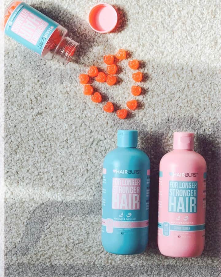 sananasのインスタグラム：「Sponsorisé -Press play ! Creativity is key ✨☺️Ça fait des années que je vous parle des produits @Hairburst_fr et j’en parle encore aujourd’hui parce que je suis à 100% convaincue de l’efficacité de ces produits 👌🏻Si vous vous demandez comment je fais pour garder mes cheveux aussi brillants malgré les brushing et le lissage et comment je fais pour qu’ils poussent si vite à chaque fois, la réponse est là. Cette gamme est incroyable et sent tellement bon la noix de coco 🥥 et l’avocat 🥑 mes deux passions 😍Ils sont formulés sans SLS, sans paraben et sont cruelty free. Mes cheveux sont renforcés et sont donc moins cassants et poussent beaucoup plus sainement ET plus rapidement. Les vitamines à mâcher ont le goût de bonbon à la fraise 🍓 et sont à prendre par deux 1 fois par jour. Elles vont stimuler la croissance capillaire et elles me permettent aussi de lutter contre la chute des cheveux (je le vois complètement rien qu’avec le peu de cheveux que je vois dans l’aspirateur comparé à avant). Elles existent en vegan aussi 😉 BREF, testé et validé et re re re validé 👍🏻 En ce moment je teste aussi le sérum pour la pousse des cils mais pas depuis assez longtemps pour vous faire un retour, ça vous intéresse que je vous en reparle dans quelques semaines ? Dites moi 😘 . #HairCare #LongHair」