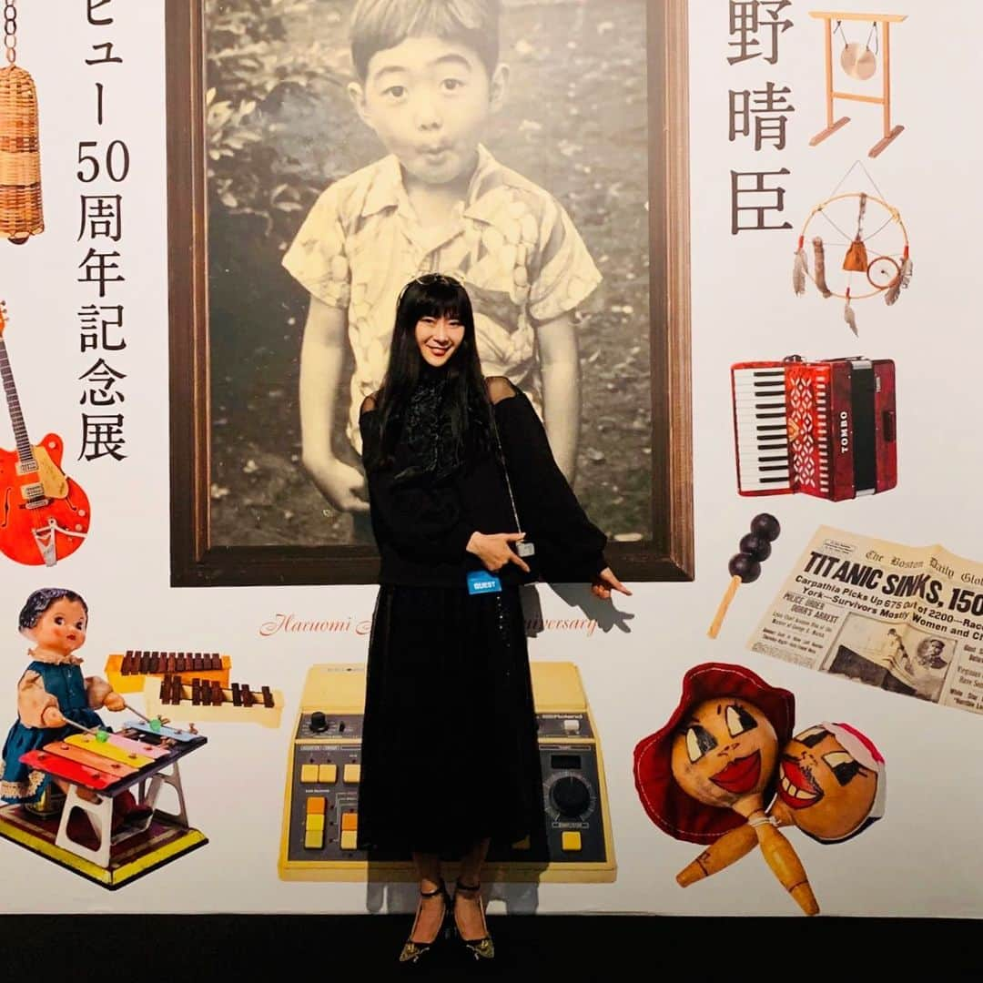 安珠さんのインスタグラム写真 - (安珠Instagram)「細野晴臣デビュー50周年記念展 内覧会﻿ 「 #細野観光 1969 – 2019」〜11月4日﻿ ﻿ 超〜楽しい細野観光🧳✨﻿ 細野さんの楽器が解説付きで展示され﻿、壮大なビジュアル年表で、時代の音楽シーンがわかる♪✨﻿ ﻿ ‪‪モデル時代に撮った写真など、私の撮影した細野さんも数点展示され、ポスターにもある顔付きマラカスは19年前のキューバのお土産♪大切にされて嬉しい😆﻿ ﻿ https://tcv.roppongihills.com/jp/exhibitions/hosonokanko/index.html‬﻿ #細野観光 #hosonoharuomi #細野晴臣デビュー50周年記念展 #安珠写真家 #anjuphotographer ﻿ ﻿ 富山県安藤忠雄唯一の建築であるミュゼふくおかの安珠写真展でも細野さんの音楽を堪能できます☺️〜11月4日📷」10月4日 17時22分 - anjuphotographer