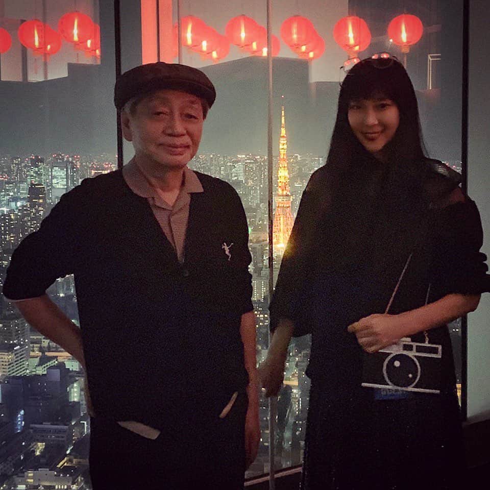 のインスタグラム：「細野晴臣デビュー50周年記念展 内覧会﻿ 「 #細野観光 1969 – 2019」〜11月4日﻿ ﻿ 超〜楽しい細野観光🧳✨﻿ 細野さんの楽器が解説付きで展示され﻿、壮大なビジュアル年表で、時代の音楽シーンがわかる♪✨﻿ ﻿ ‪‪モデル時代に撮った写真など、私の撮影した細野さんも数点展示され、ポスターにもある顔付きマラカスは19年前のキューバのお土産♪大切にされて嬉しい😆﻿ ﻿ https://tcv.roppongihills.com/jp/exhibitions/hosonokanko/index.html‬﻿ #細野観光 #hosonoharuomi #細野晴臣デビュー50周年記念展 #安珠写真家 #anjuphotographer ﻿ ﻿ 富山県安藤忠雄唯一の建築であるミュゼふくおかの安珠写真展でも細野さんの音楽を堪能できます☺️〜11月4日📷」