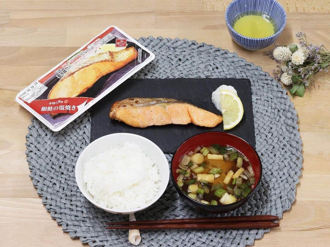 Locariのインスタグラム：「【もう家で焼く必要ないかも・・・！コンビニの「焼き魚」食べ比べてみた】 . ぜひロカリの記事をチェックしてみてください🐟 . #焼き魚 #おうちごはん #ごはん #朝ごはん #晩ごはん #一人暮らしごはん #夜ごはん #コンビニ #コンビニ飯 #コンビニランチ #コンビニ好き #コンビニグルメ」