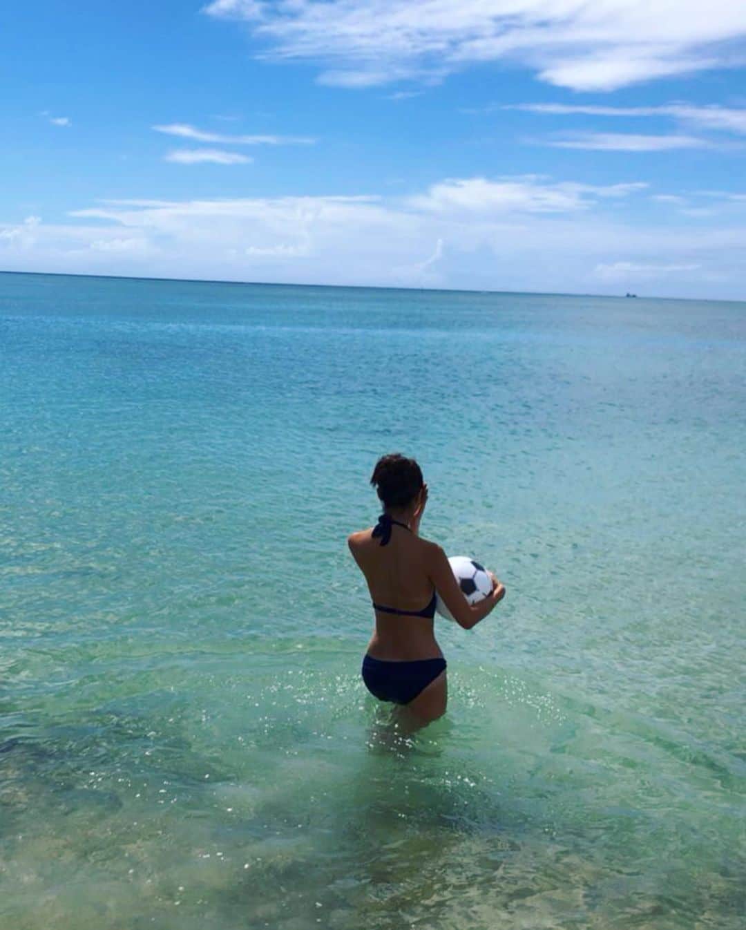 竹内紫麻さんのインスタグラム写真 - (竹内紫麻Instagram)「先日、﻿ 私の一番好きな場所﻿ 沖縄🏖へ行ってきた写真が！！﻿ ﻿ 全部上がってきたので載せたいと思います！﻿ ﻿ 実は、こんなに海が好きなのに﻿ ﻿ 未だ経験したことのなかった、﻿ 人生初のダイビングをしたくて！！﻿ ﻿ 思い立って行ってきました★⭐️﻿ ﻿ ダイビングの写真は次の投稿で👉✨﻿ ﻿ ﻿ #沖縄﻿ #海﻿ #大好きな場所 ﻿ #海が好き ﻿ #海好き女子」10月4日 17時22分 - shimax1223