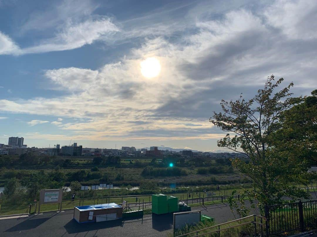 日下裕江さんのインスタグラム写真 - (日下裕江Instagram)「今日は天気が良くて 風も心地良くて 気持ちいい✨  長閑でええとこやな〜❀.*･ﾟ  #気持ちいい天気 #心地良い風 #綺麗な景色 #長閑 #二子玉川河川敷」10月4日 17時30分 - hiroe___h