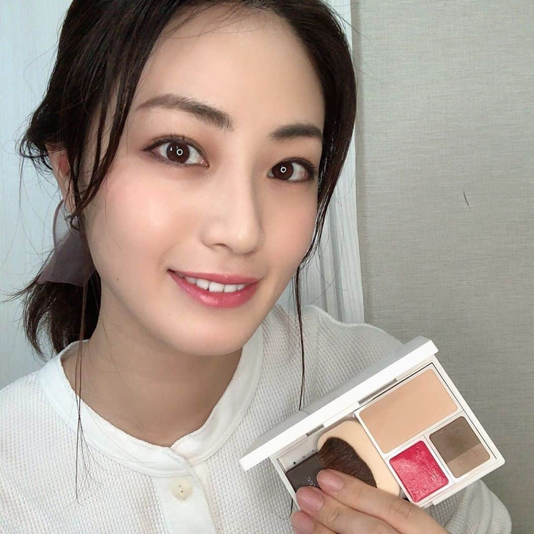 朝倉恵理子のインスタグラム：「持ち歩き用メイクパレット💄  無印良品のメイクパレットSに 化粧直しBBパウダー アイブローパウダー(ナチュラルブラウン) リップ&チーク(コーラル) ケース用スポンジパフ アイブローブラシ innisfreeのパウダーブラシ を入れてます✨  バッグ小さい時に大活躍💪  今日のメイクは、ファンデーションとアイラインとマスカラ以外はこのパレットだけで仕上げました😚  旅行のときも荷物減らせていいかも💕  #メイク #コスメ #無印良品 #メイクパレット #化粧直し #メイク直し #持ち歩きコスメ #無印良品週間」