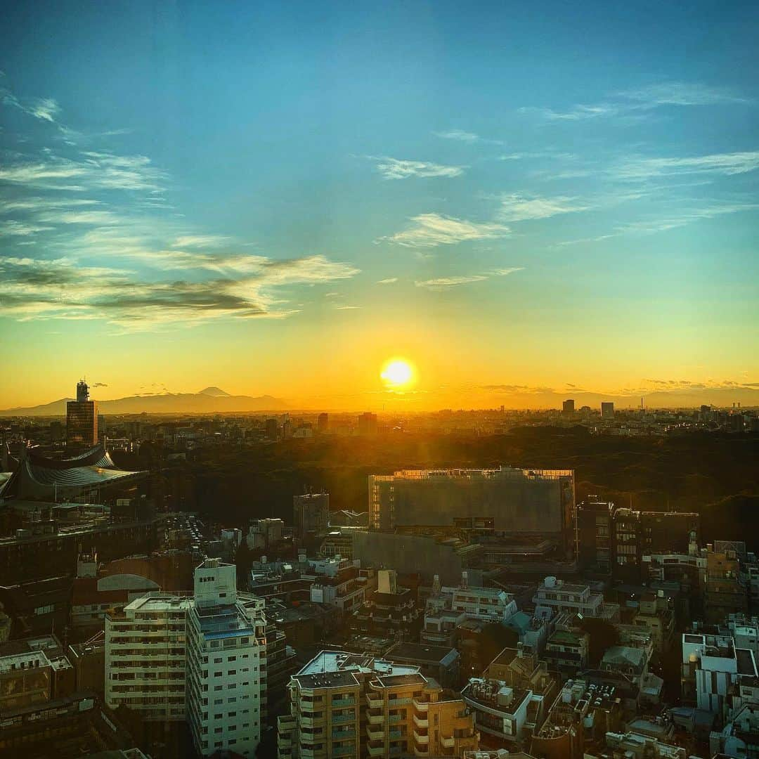 大野雄大さんのインスタグラム写真 - (大野雄大Instagram)「原宿からも富士山が見えた感動。  秋、冬は空気が澄んでくるから空が綺麗ですね！！^ ^」10月4日 17時43分 - da_ice_udai