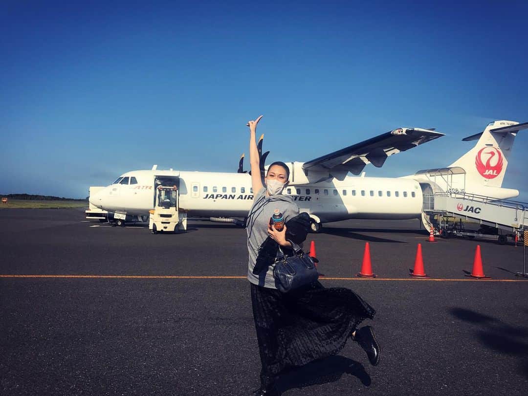 小柳ゆきのインスタグラム：「明日の屋久島もりまつりの為、屋久島に到着です！  約10年ぶり.. 屋久島には呼ばれると云われているらしいのでそんな気持ちで満喫させて頂きます🙏 ...ほぼ修学旅行のような気分笑笑  もり祭りで屋久島の方々にお会いできるのをとっても楽しみにしております🤩 . . #屋久島 #屋久島もりまつり #小柳ゆき」