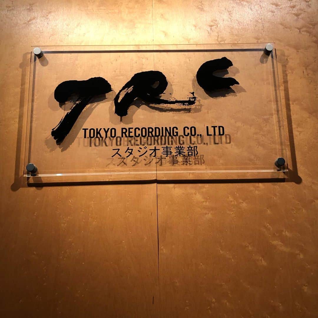 MUROさんのインスタグラム写真 - (MUROInstagram)「築地にこんな素晴らしいマスタリング スタジオあったんですね〜 秘密のカスタムマシンを使ってアッという間に気持ちいい音に仕上げてくれた塩田さんに感謝感謝‼︎ 今年の銀座GLの日(11月16日)にリリース予定の、真ッ黒いドーナツ盤🍩の仕上がりをお楽しみに 。。 @shiota_hiroshi  @sukimonoband」10月4日 17時59分 - dj_muro