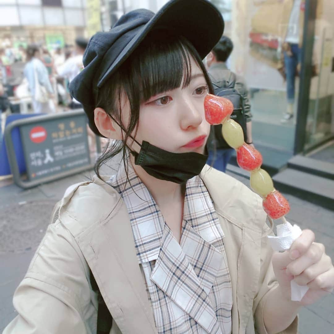 空野青空のインスタグラム：「. . . 韓国にもいちごあめってあるんだ！！ 感動〜ヽ(*ﾟωﾟ)ﾉ🍓 ✨好きなものが国境を越えている✨ . . in 韓国,明洞,屋台にて . . . #韓国 #korea #明洞 #얼짱 #韓国屋台 #いちごあめ #いちご飴 #苺飴 #棒いちご #社員旅行 #aonyan #aoneko #あおにゃん #空野青空 #あおべべ #キャスケット帽 #キャスケット女子 #チェックワンピ #チェック柄ワンピース #レトロワンピース #秋色コーデ #GRL #グレイル #fun」