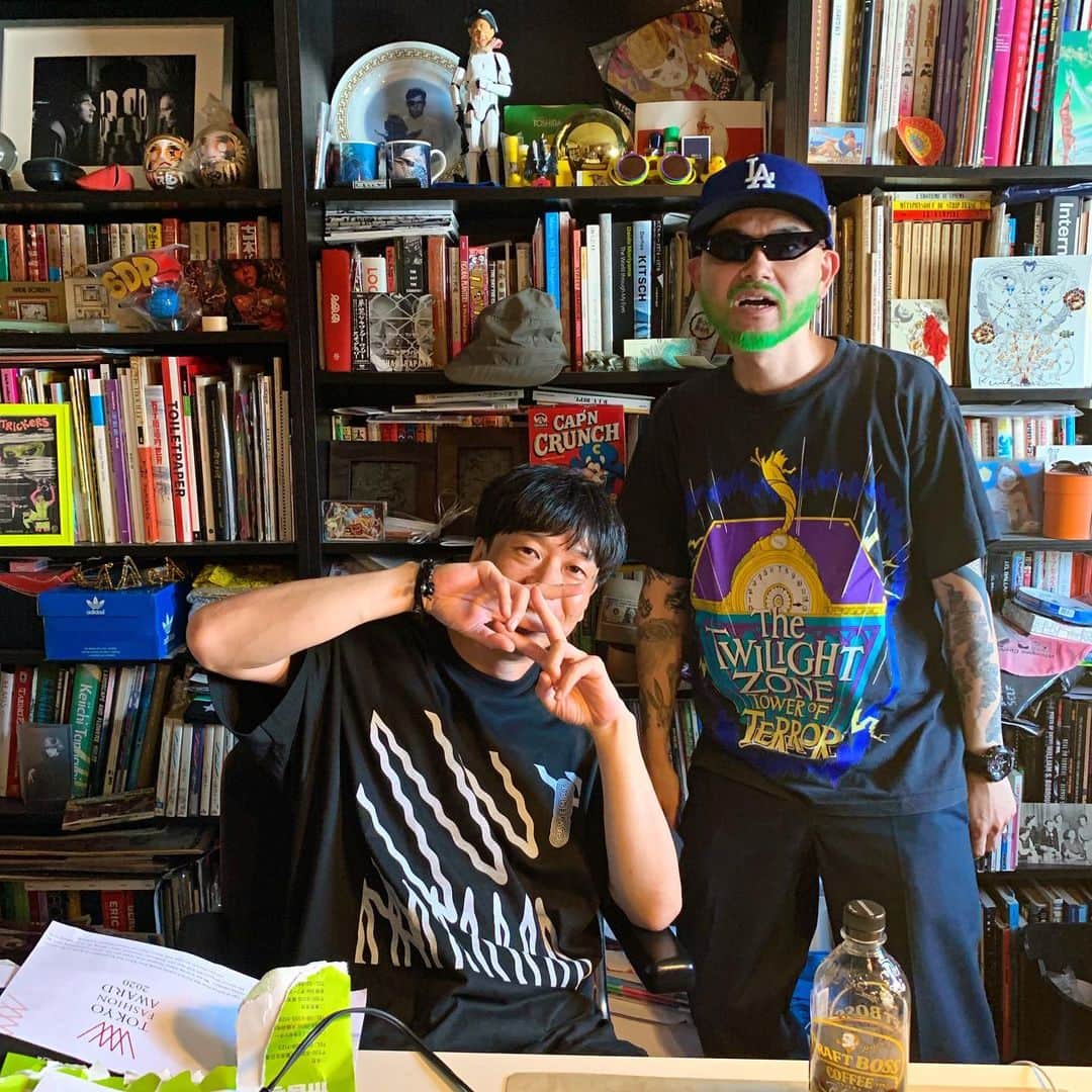 DJ DARUMAのインスタグラム：「#河村康輔 氏 & 私 キチンと長く話すのは今日が初めてだったんですが  何がブチ上がったかって 2001年にVANDALIZEの 一之瀬君とZepp Tokyoの"RETURN TO THE SOURCE" に向かうタクシーに河村君が同乗していた事。 正直その時の男の子が河村君だった事は覚えてないの ですが車内の会話は覚えていて まさか18年の時を経て あの会話を思い出すとは！！ …これ全然伝わらないと思いますが 自分史的に結構 凄い事なんで 興奮気味にすいませんw」