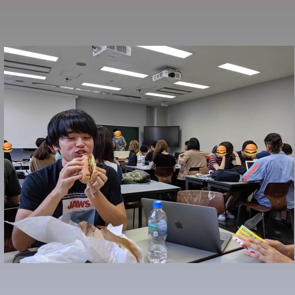 すしらーめん《りく》のインスタグラム：「班長「……おい絶対話聞いてないだろ！！」 #僕の食べてる姿見て幸せになって貰おうと思いまして！ #youtuber #すしらーめん」