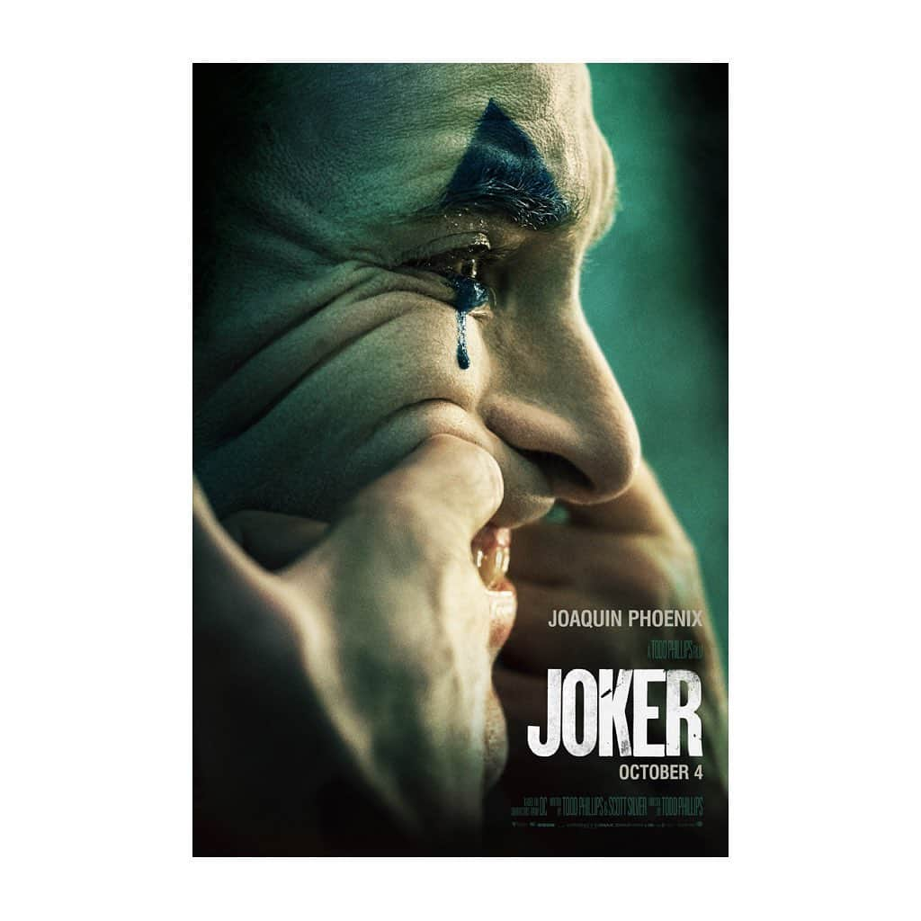 岸井ゆきのさんのインスタグラム写真 - (岸井ゆきのInstagram)「『JOKER』 ずっとドキドキして疲れたーーー！ うわー。うわーい。凄いものを見た。 スクリーンいっぱいのJOKER 笑顔の狂気と恐怖と 涙じゃない痛みがずっと心を叩くようでめちゃくちゃに疲れたけど すごい！感情が重なって重なって最後はもう、ギュウと泣いてしまった。 ずっとホアキンフェニックスを追いかけてきてよかった。 ずっと好きでいてよかったー 好きな人や監督のあたらしい作品は プレゼントだよ！ どんなホアキンともどのジョーカーともちがう、JOKERだった！！」10月4日 18時21分 - yukino_kishii