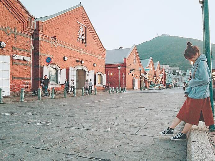 小嶋菜月さんのインスタグラム写真 - (小嶋菜月Instagram)「旅行の場所は… . . 北海道の函館でしたーっっっ♥️ . . 先月も函館旅行に行って 今月も行ってしまいました☺️ . . 私の大好きな場所⭐️ . . 函館山に赤レンガに海に… この通りをお散歩するのが至福の時間です❤︎ . . 弟にたくさん写真撮ってもらったから これからたくさん載せると思いますが… お付き合いお願いいたします🥺💭😂 . . #旅行 #北海道 #函館 #函館山 #赤レンガ #赤レンガ倉庫 #海」10月4日 18時21分 - kojimanatsuki_offical