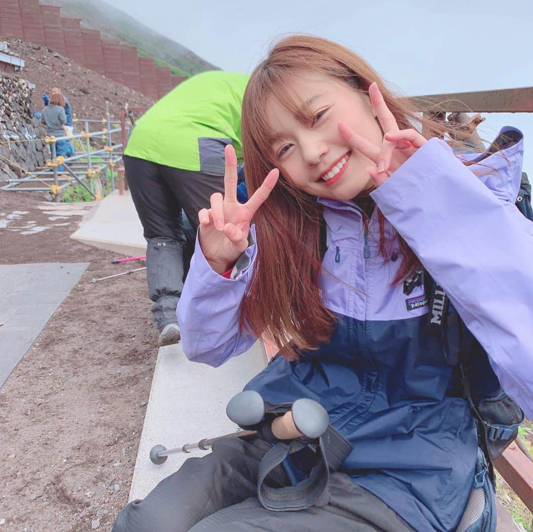 杉浦みずきのインスタグラム：「. だいぶ投稿が遅くなってしまったのですが この夏 念願の富士登山したのだ！🗻✨ やりたいことがひとつ叶ったー！ 写真はたしか7合目 笑顔でとってますが 実は寒さと疲労で顔がしわしわなのをごまかしてます笑 想像をはるかに超えてかなりきつかった けど最高でした！ 崖のぼるときに雨風ひどくてしにそうだったけど 無事頂上たどり着いたよ☃ ・ ・ #富士山 #登山 #🗻」