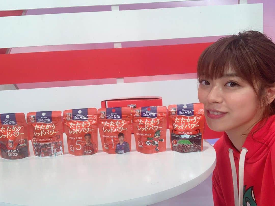 わちみなみのインスタグラム：「こんばんわ﻿ ﻿ こんや23時〜﻿ テレビ埼玉GGR です😊﻿ ﻿ たたかうのど飴が発売されるみたい。﻿ アセロラ味だよ〜❣️﻿ 応援叫ぶから、のど飴必須ですね🙏﻿ パッケージの種類も豊富！いろんな選手のものを 集めても良いですね☺️ ﻿ こんやは﻿ ●鳥栖戦﻿ ●ACL広州恒大戦﻿ ●なでしこリーグ ノジマステラ神奈川相模原戦﻿ 振り返り﻿ 清水戦の展望﻿ です🙃﻿ ﻿ #今夜の放送﻿ #たたかうのど飴﻿ #浦和レッズ #飴 #カンロ  電子レンジしてたら爆発した。。涙」