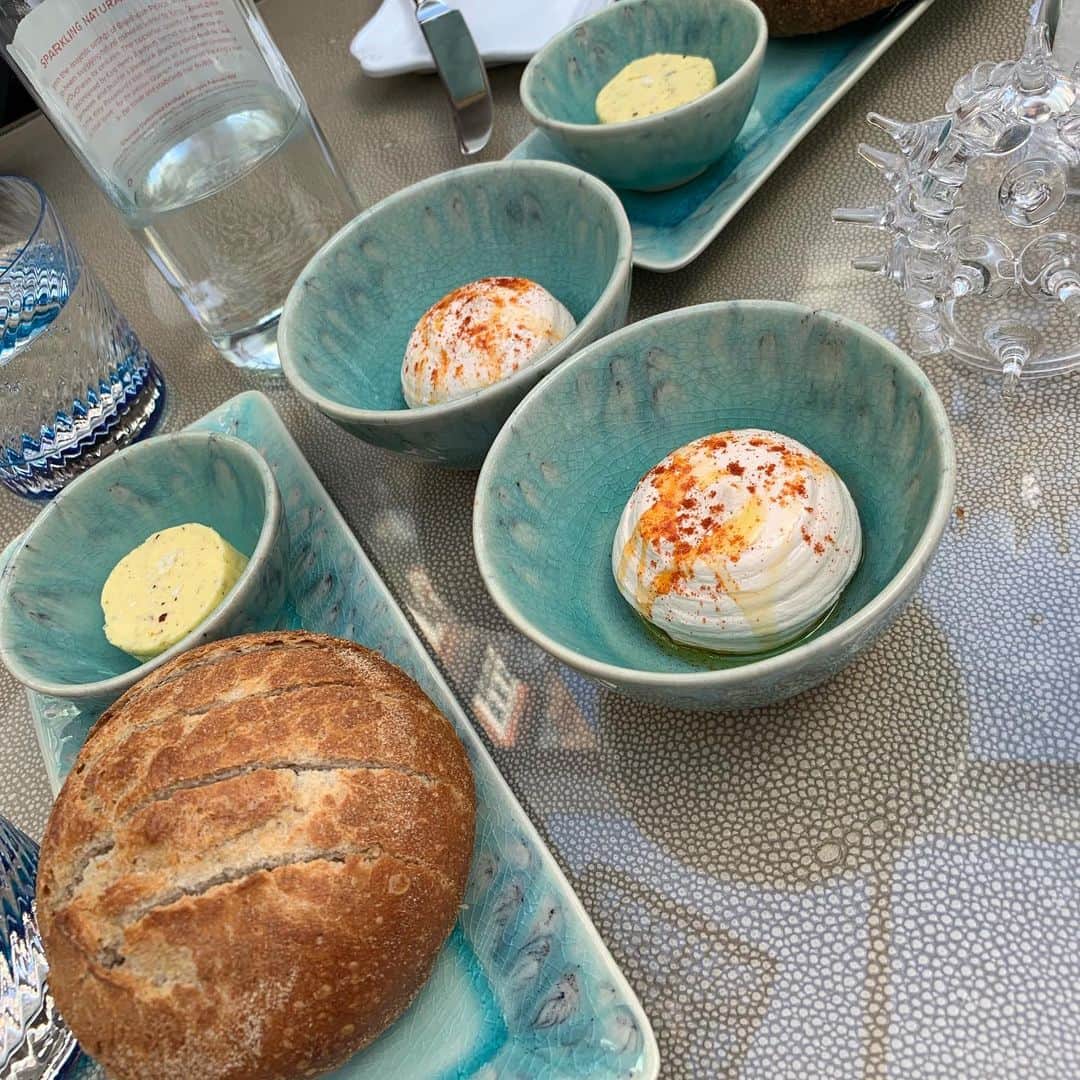 のインスタグラム：「お天気の日は、 お庭をみながら、シーフードランチ🦐  このバターも、海テイストのふたつ‼︎ #lunch #seafood #garden #feelinggood #NATSUKIROCK  #夏木マリ @mari_natsuki」