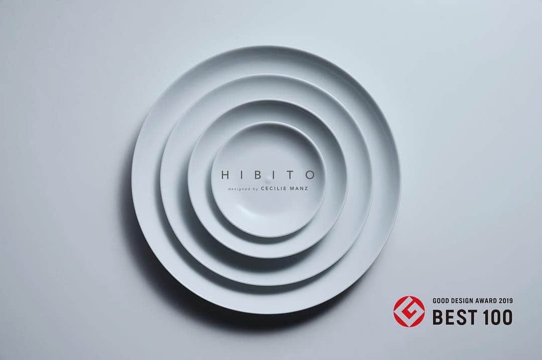 アクタスさんのインスタグラム写真 - (アクタスInstagram)「. 日々と寄り添うテーブルウェアシリーズ「HIBITO」が グッドデザイン賞「グッドデザイン・ベスト100」を受賞しました！  長く愛される”デイリースタンダード”を目指して生まれたHIBITOシリーズ。  北欧のデザイン界を牽引するプロダクトデザイナー、セシリエ・マンツをデザイナーに迎え、日本の各産地の素晴らしい技術を生かし作られたテーブルウェアです。  プロダクトすべてにおいてミリ単位以下で厚みと形状を整え、口当たりの良さ、手に持った時の握りやすさなど使用感の良さを実現すると同時に、収納の重ねやすさや洗いやすさといった機能性のよさを併せ持ちます。 . 「高価であるものが必ずしも暮らしの中でいいデザインとは限らない」とセシリエ・マンツが語るように、手に取りやすい価格も魅力です。  HIBITOシリーズは現在好評発売中です。 ぜひアクタス・スローハウスの店頭でご覧ください。」10月4日 18時32分 - actus_press