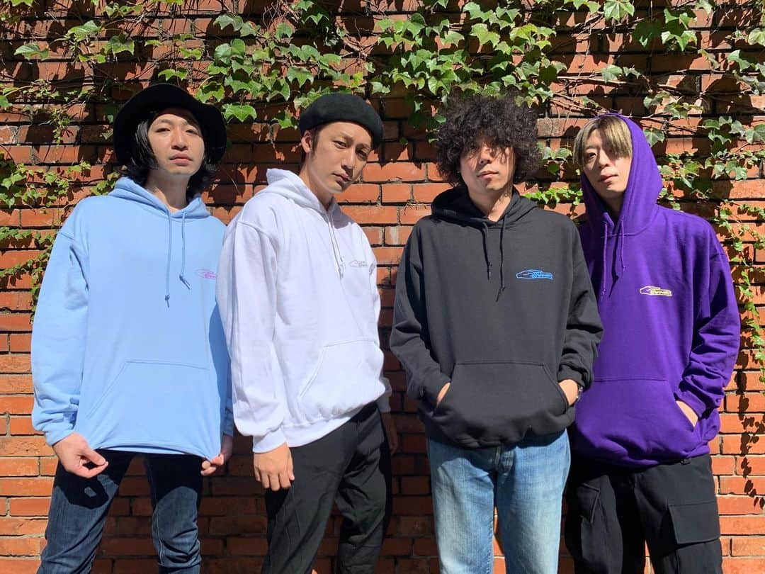 のインスタグラム：「さーてさて！ BAWDIESから久々のパーカー出ます！！ 今回はわたくしTAXMANプロデュースで、その名も「Howlin' Wolf パーカー」！！ カラーはBLACK、WHITE、PURPLE、LIGHT BLUE の4色で、どれもポップな色味でめちゃくちゃいい仕上がりです！ これからの季節に1枚あると何かと重宝するパーカー、せっかくならBAWDIESパーカーでオシャレに決めちゃいなYO☆ 本日から10月20日までの受注生産になりますのでお早めに！！ ライトブルーは数が少ないみたいなので早い者勝ちや！ ちなみに僕らが来てるのはLサイズですよー！  by TAXMAN  #thebawdies #newグッズ　#bawdiesパーカー　#howlinwolf #マーシーはパープルが好きみたい #裏起毛　#あったかいんだから」