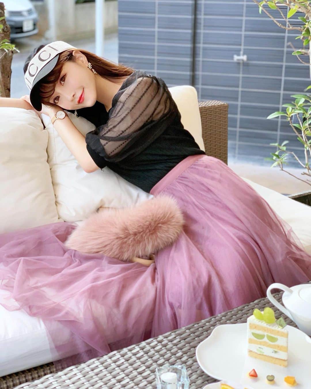 のインスタグラム：「💐🍵🧁🐩🌼 ^_^ 自分の部屋かのように リラックスしちゃってますが… テラス席でのんびり アフタヌーンティーをした日🧁💖 ・ ドレッシーな組み合わせだったので キャップとスニーカーで カジュアルアップさせたよ👟💫 ・ 上下ともに @fifth_store (⇨40%OFF🎟) ・ 「もしかしてフェレット飼ってますか？🐭」 とご質問いただきましたが よく登場するこちらのモコモコの塊は バッグのチェーンです🙋‍♀️💖 (※フェレットではございません！) ・ ・ #ootd #outfit #instastyle #fifth #fifthtl #テラス #東京カフェ巡り #東京カフェ #チュールレーススリーブニット #チュールロングスカート #フィフス #平均身長コーデ #チュールスリーブ #チュールスカート #スカートコーデ #今日のコーデ #くすみピンク #キャップコーデ #テラス席 #오오티디 #dailylook #fashion #아웃핏 #フェミニン #ロングスカート」