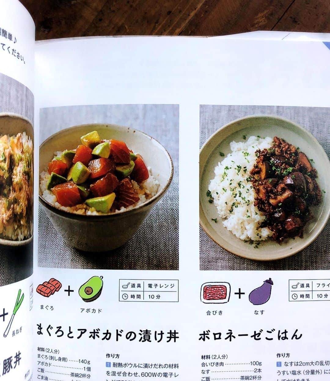Mizuki【料理ブロガー・簡単レシピ】さんのインスタグラム写真 - (Mizuki【料理ブロガー・簡単レシピ】Instagram)「・﻿ 18刷重版！【#やみつきおかず 】﻿ ﻿ こんばんはー！﻿ おかげさまで﻿【やみつきおかず】の 重版が決まりました(涙)﻿ 信じられない気持ちですが﻿ 今回で18刷となります（ ; ; ）﻿ ﻿ この本ができたのは2017年。﻿ ということであれから2年以上経ちましたが﻿ 今でもよく名前の上がる本です。﻿ ﻿ 例えば出版社さんに伺った時﻿ 私は''やみつきの人''とか﻿ ''やみつきおかずの人''という風に﻿ 認識されていることも少なくありません。﻿ そしてそのやみつきおかずを出版した後は﻿ 2素材レシピのご依頼が急増しました。﻿ ﻿ というのも﻿ やみつきおかずに掲載しているレシピは﻿ 全てが2素材。﻿ 肉(鶏肉、豚肉、牛乳、ひき肉)、魚介、﻿ 豆腐、卵、海藻、丼麺、﻿ 全てのPARTが2素材レシピです！﻿ ﻿ そもそも私はこの本を作る前から﻿ ''材料2つde超簡単''という﻿ キャッチーなフレーズを﻿ ブログで使っていたのですが﻿ まさかそのままサブタイトルになるとは﻿ 思ってもみませんでした！﻿ ﻿ そしてこの本を作っている時は﻿ もう必死で必死でとにかく必死で。﻿ 思い返せば私は﻿ 爆発寸前の爆弾のようでしたし﻿ 実際大爆発したこともありました。﻿ 円形脱毛症にもなり、とにかく痩せて﻿ 撮影が終わる頃には干からびていました••﻿ ﻿ おかげさまで反響の大きかった﻿ ''CAFEレシピの次の本''という﻿ プレッシャーも大きかったと思います。﻿ ﻿ と、そんなプレッシャーに負けて﻿ 途中大爆発したわけですが﻿ 周りの人達に救われ﻿ できたのがこの#やみつきおかず です。﻿ ﻿ その本がまさか18刷。﻿ 累計部数は30万部を超えました。﻿ 頑張っていれば﻿ きっといいことがあるよ！って﻿ マイケルジャクソンの言葉通りだった。﻿ ﻿ でもさっきも書いた通り﻿ 私は爆発してしまうこともあれば﻿ 頭を抱えて動けなくなることもあります。﻿ そんな時は、皆さんからいただいた﻿ コメントを読み返したり﻿ 周りの人に支えてもらったりして﻿ 背中を押してもらうのです。﻿ よいしょっと重い腰を上げてキッチンに立ち﻿ またレシピを考える。﻿ ﻿ そんなことを繰り返しながら﻿ 今日までやってこられたことに﻿ 心から感謝致します(涙)﻿ ﻿ おかげさまでよりやみつきおかずが﻿ かけがえのない一冊となりました。﻿ ﻿ 本当にありがとうございます（ ; ; ）﻿ ほんとに、ほんとに、﻿ 感謝していますm(_ _)m﻿ ﻿ ﻿ ﻿ #ブログ更新しました﻿ ブログ(レシピ)はホームのリンクよりご覧下さい↓﻿ @mizuki_31cafe﻿ 【Mizuki公式ラインブログ】﻿ https://lineblog.me/mizuki_official/﻿ ﻿ ﻿ ﻿ #重版#KADOKAWA#レシピ本#料理本#Mizuki#簡単レシピ#時短レシピ#節約レシピ#料理#レシピ#フーディーテーブル#ブログ#おうちごはん#おうちカフェ#デリスタグラマー#料理好きな人と繋がりたい#料理ブロガー#おうちごはんlover﻿ #foodpic#food#follow#cooking#recipe#lin_stagrammer」10月4日 18時33分 - mizuki_31cafe