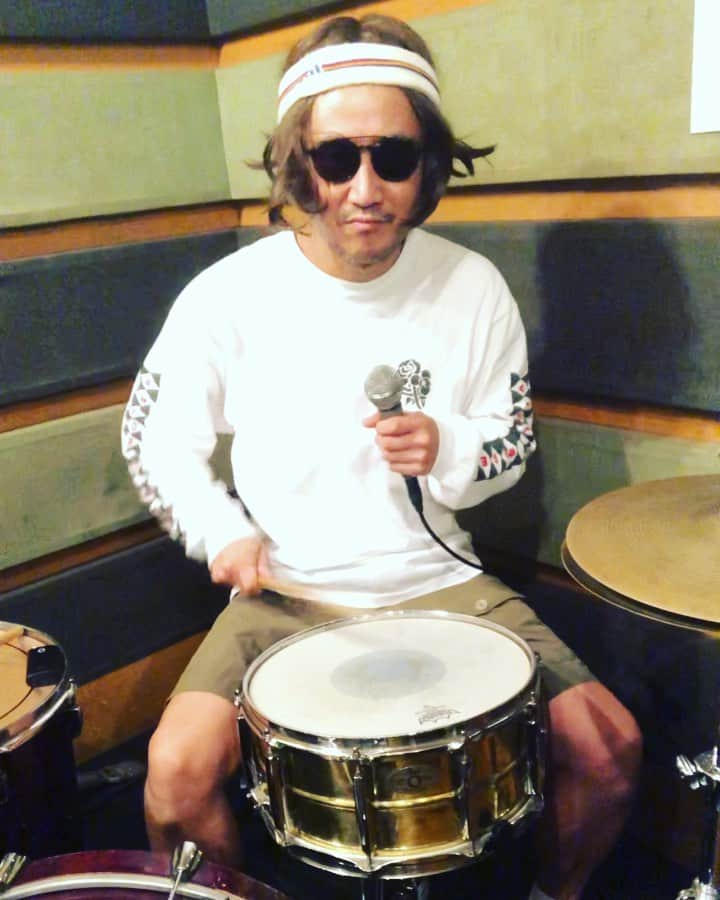 おたこぷーのインスタグラム：「ドラム漫談 #47  デナーリス ターガリエン #ゲームオブスローンズ 見てないとわからないと思いますが、、、 全世界では、めちゃくちゃ観てるはずなので、、、 #ドラム #漫談 #お笑い #デナーリスターガリエン #ドラゴン #天草 #関西電力 #ふるさと納税 #おたこぷー #世田谷区 #下北沢 #最終章 #」