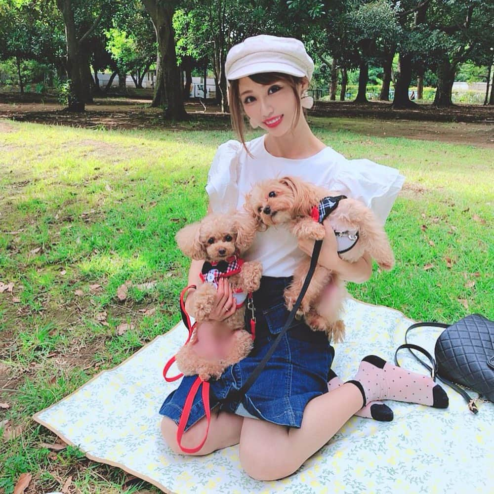 一ノ瀬恋さんのインスタグラム写真 - (一ノ瀬恋Instagram)「代々木公園にピクニック🍔💗 わんこたち🐶興奮しまくり！笑 レジャーシート敷いて寝っ転がったらめちゃくちゃ気持ちよかったー💗 今の気候が一番好きかも🍁 平和な1日だった🥰 . 白トップスは @fanfuni27 👚 まだまだ半袖ー🕺 . #お散歩#代々木公園#ピクニック#ピクニック日和#ハンバーガー」10月4日 18時37分 - mayu19900323