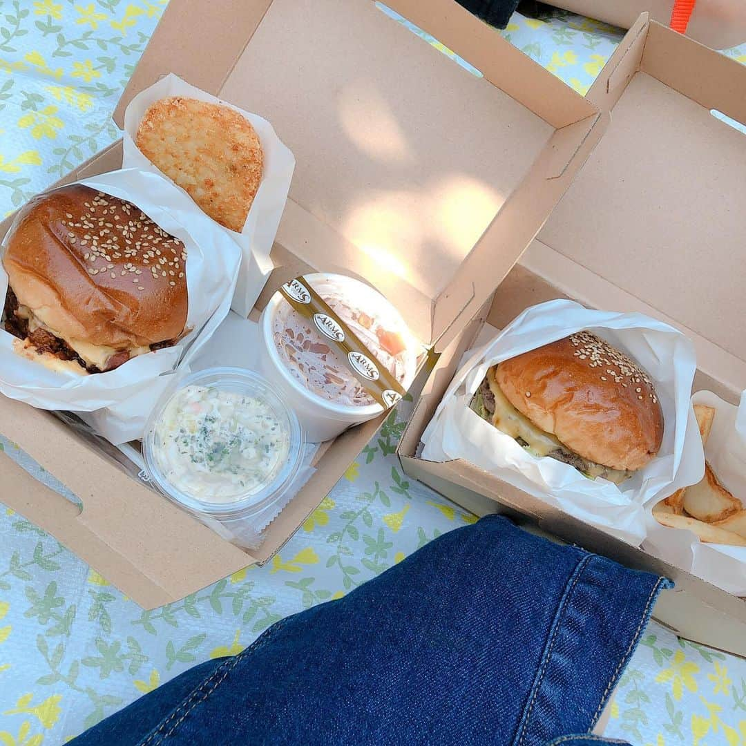 一ノ瀬恋さんのインスタグラム写真 - (一ノ瀬恋Instagram)「代々木公園にピクニック🍔💗 わんこたち🐶興奮しまくり！笑 レジャーシート敷いて寝っ転がったらめちゃくちゃ気持ちよかったー💗 今の気候が一番好きかも🍁 平和な1日だった🥰 . 白トップスは @fanfuni27 👚 まだまだ半袖ー🕺 . #お散歩#代々木公園#ピクニック#ピクニック日和#ハンバーガー」10月4日 18時37分 - mayu19900323