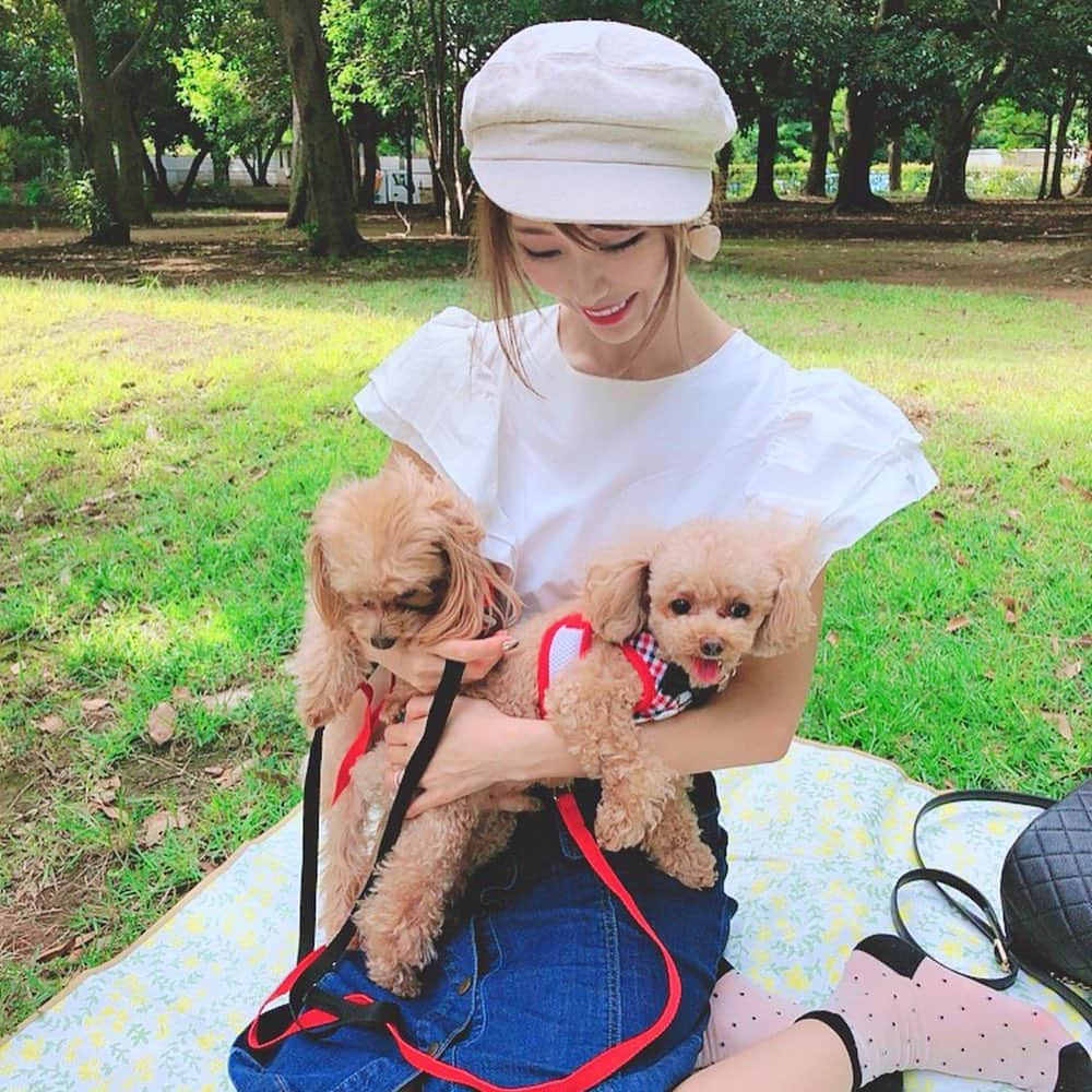 一ノ瀬恋さんのインスタグラム写真 - (一ノ瀬恋Instagram)「代々木公園にピクニック🍔💗 わんこたち🐶興奮しまくり！笑 レジャーシート敷いて寝っ転がったらめちゃくちゃ気持ちよかったー💗 今の気候が一番好きかも🍁 平和な1日だった🥰 . 白トップスは @fanfuni27 👚 まだまだ半袖ー🕺 . #お散歩#代々木公園#ピクニック#ピクニック日和#ハンバーガー」10月4日 18時37分 - mayu19900323