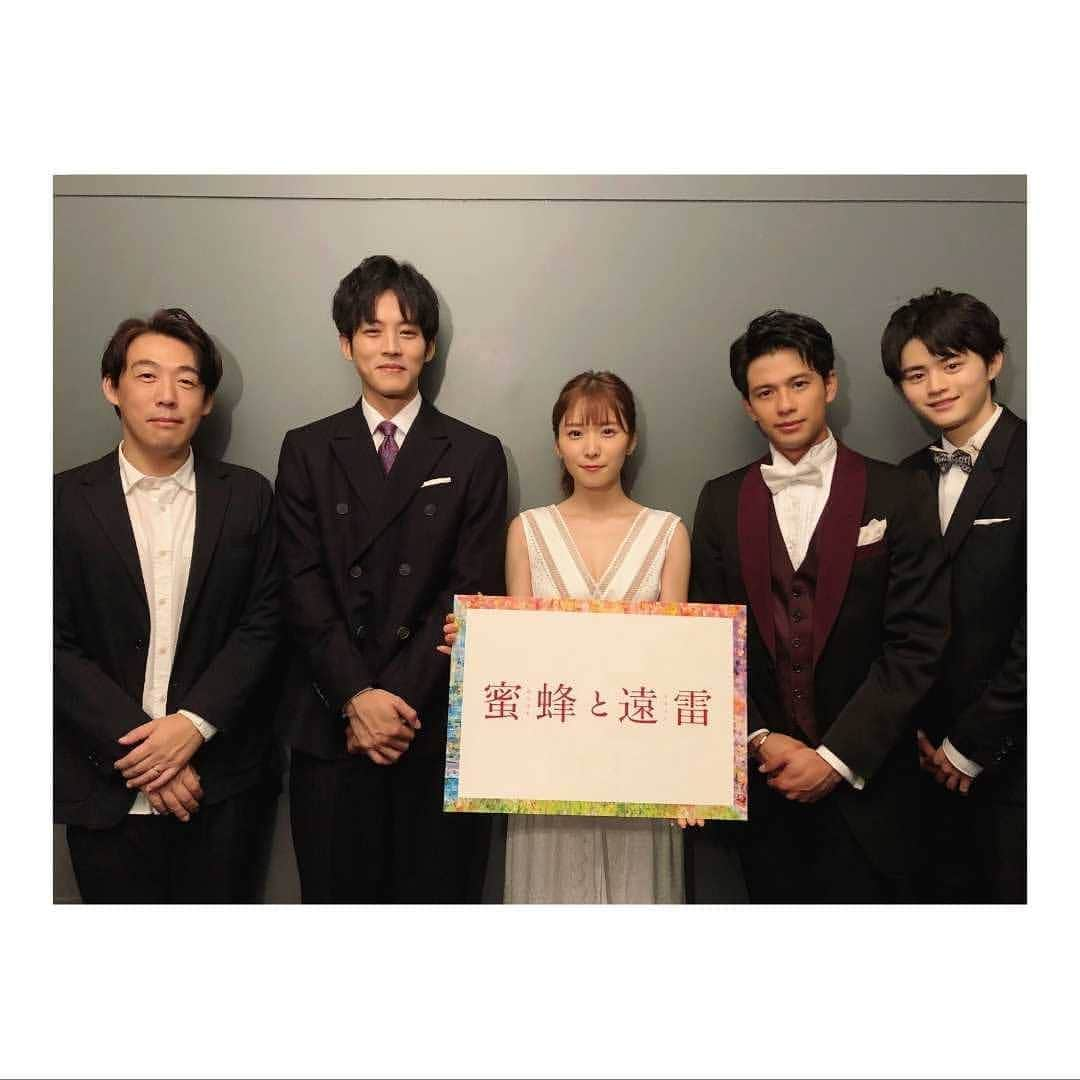 森崎ウィンさんのインスタグラム写真 - (森崎ウィンInstagram)「本日、映画 #蜜蜂と遠雷  公開されました。 初日舞台挨拶を終え、少しばかり 肩の力が抜けたところであります。 ここからは、皆様がこの映画を色んなところに運び出して頂ける事を祈っております。たくさんの愛をください。 是非、たくさんの方々に届きますように。よろしくお願いします。 New movie It released Today in Japan. #honeybeesanddistantthunder #森崎ウィン  #winmorisaki  #マサルカルロスレヴィアナトール #石川慶　監督 #松岡茉優　ちゃん #松坂桃李　くん #鈴鹿央士　くん」10月4日 18時39分 - win_morisaki_official