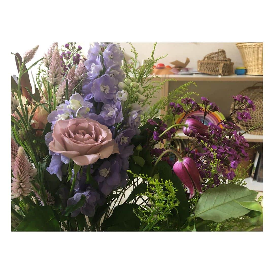 高垣麗子さんのインスタグラム写真 - (高垣麗子Instagram)「・ ・ ・ 帰宅して お花がいっぱいだと幸せだ𓂃 ・ ・ #flower #背景は #気にしないで #こどものいる暮らし」10月4日 18時39分 - reikotakagaki