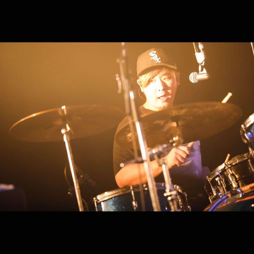 岩野亨さんのインスタグラム写真 - (岩野亨Instagram)「一夜経ちましてAndante tour無事完走しやした！！🥁 全会場本当に楽しかった！  改めて最高に素敵なみんなに愛された幸せなバンドだなと思ったよ！  心からありがとう！！！ 各地したお話は心のうちにしまっておいて下さいお願いだから、、！！！ photo by @tetsuyayamakawa  #howlbequiet #Andante またね☆」10月4日 18時42分 - toru_howlbequiet