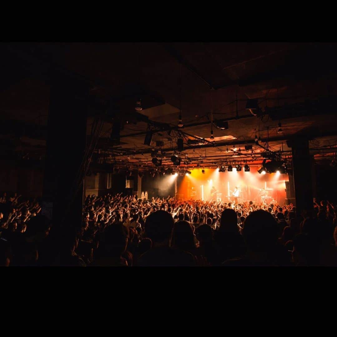 岩野亨さんのインスタグラム写真 - (岩野亨Instagram)「一夜経ちましてAndante tour無事完走しやした！！🥁 全会場本当に楽しかった！  改めて最高に素敵なみんなに愛された幸せなバンドだなと思ったよ！  心からありがとう！！！ 各地したお話は心のうちにしまっておいて下さいお願いだから、、！！！ photo by @tetsuyayamakawa  #howlbequiet #Andante またね☆」10月4日 18時42分 - toru_howlbequiet