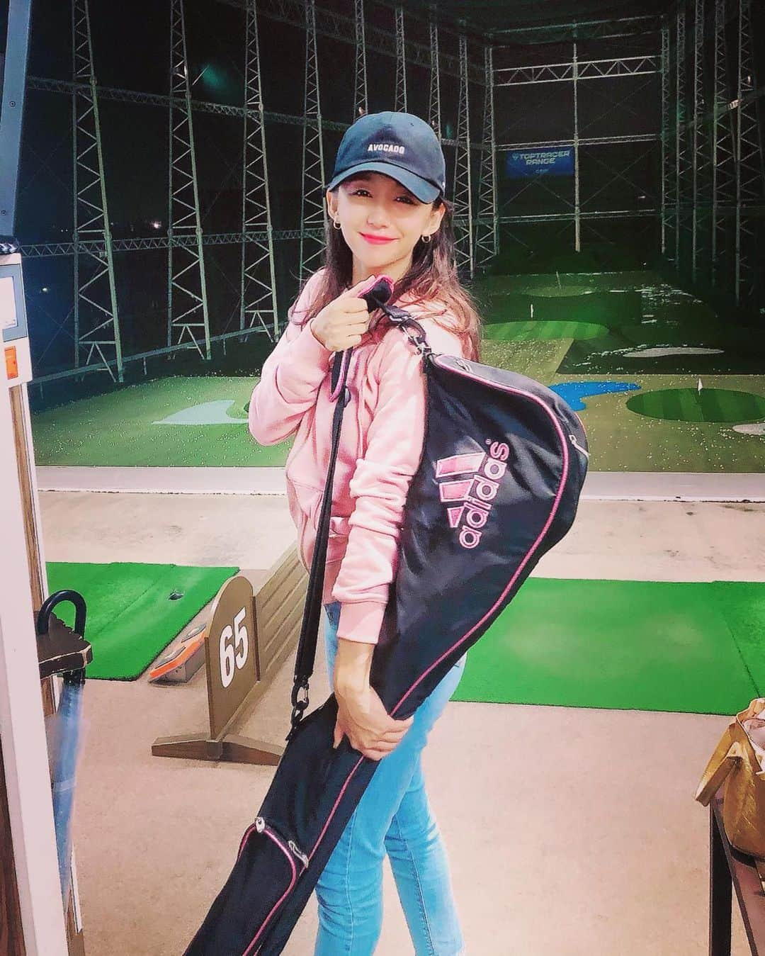 澤山璃奈さんのインスタグラム写真 - (澤山璃奈Instagram)「10回目💖✨ #golf #ゴルフ ⛳️ 初ラウンド後、初めての #ゴルフ練習 でした💕  自分の動画見て反省点みつけて 次の練習でそこを直してってするのがすごく楽しい😂✨ 少しづつ腰入れられるようになって、 浮かないで打てるようになってきたかな❓😊 この10回での変化がすごくて自分でも見返してびっくりしちゃう😳❗️ 最初のほうなんか下手っぴすぎて笑っちゃうくらい恥ずかしい…🤣 最初から全部ハイライトにまとめてあるので是非観てみて下さい🎦❣️笑  ママからもらった @adidasgolf のゴルフバッグ 、 服と偶然合ってる🎀💕 #hobby #golfing #golfswing #tokyo #打ちっ放し #ゴルフ女子 (って何？) #大人の趣味時間 #令和から始めました」10月4日 18時44分 - rinasawayama