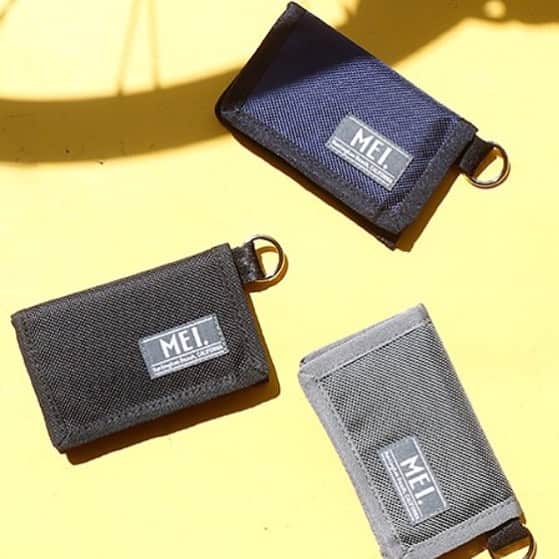 MEI(メイ) のインスタグラム：「SCRAMBLER シリーズのカードケース  軽量で耐久性に富んだrobic airナイロンを使用。シンプルながらも、内側にはカラー配色しています。  photo  by @thebarefoot.tokyo  商品の詳細は @mei_bag  のリンクよりチェック！  #mei﻿ #mei_bag #meibag ﻿ #bag #fes #camp #event #バッグ #フェス #キャンプ #公園 #shoping #chillout#picnic #ピクニック#outdoor ﻿ #アウトドア」